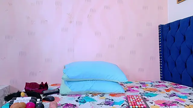 cutepetitee online show from November 29, 2025, 7:58 pm