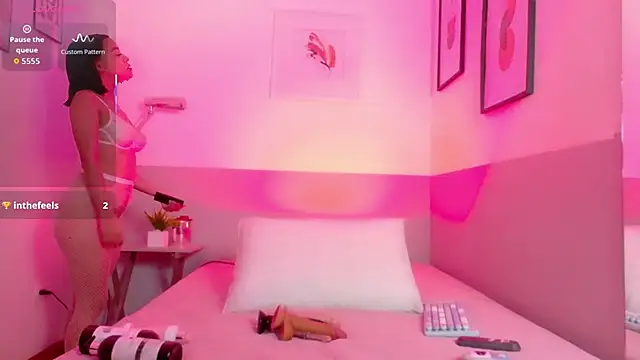 cutepetitee online show from October 17, 2025, 8:43 pm