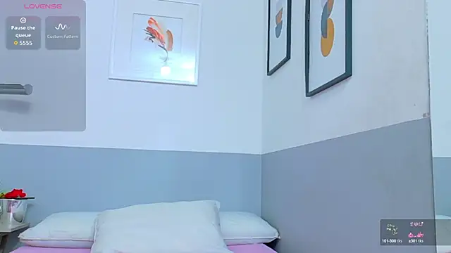 cutepetitee online show from October 3, 2025, 7:59 pm