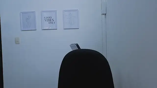 Snapshot of Penelophe01 chatting on February 18, 2026, 8:27 pm Penelophe01 online show from February 18, 2026, 8:27 pm