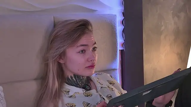 Snapshot of AriWild chatting on November 6, 2025, 2:26 am AriWild online show from November 6, 2025, 2:26 am