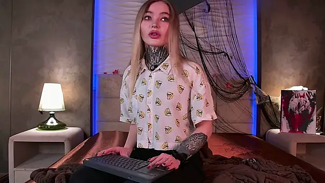 Snapshot of AriWild chatting on November 4, 2025, 4:16 am AriWild online show from November 4, 2025, 4:16 am