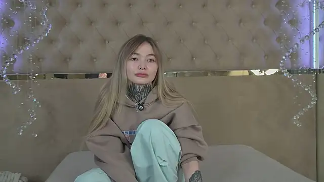 Snapshot of AriWild chatting on November 16, 2025, 5:01 am AriWild online show from November 16, 2025, 5:01 am