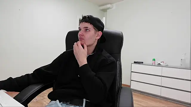 Mark Karson online show from November 7, 2025, 2:43 pm