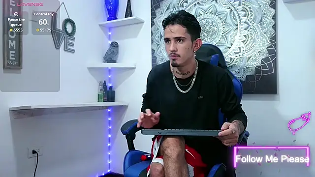 nextboywell1 online show from April 18, 2026, 3:20 am