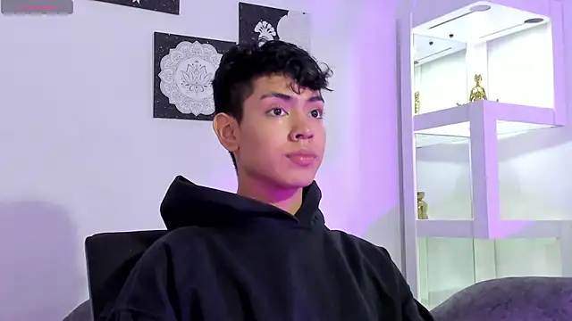 LoganTwink18 online show from September 9, 2025, 12:47 pm