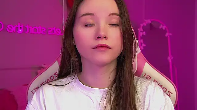 KeiraAsti online show from February 10, 2026, 6:40 pm