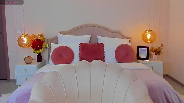 Snapshot of MilaMour chatting on May 15, 2026, 7:23 pm MilaMour online show from May 15, 2026, 7:23 pm