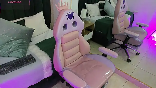 Snapshot of Becca_Grims chatting on September 13, 2025, 3:28 am Becca Grims online show from September 13, 2025, 3:28 am