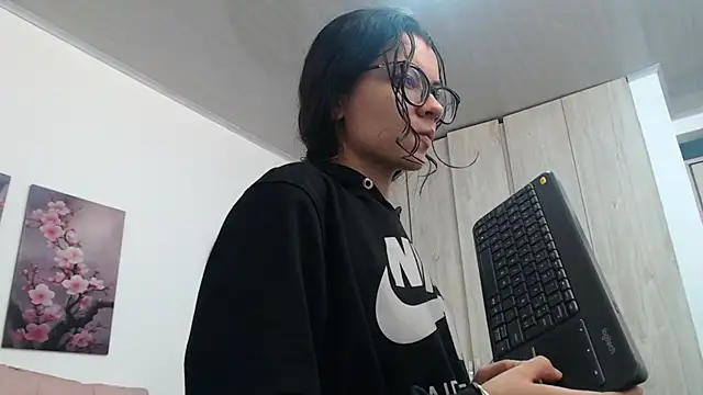 Snapshot of pinky_f00x chatting on February 4, 2026, 8:26 pm pinky f00x online show from February 4, 2026, 8:26 pm