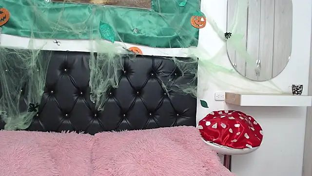 Snapshot of pinky_f00x chatting on October 10, 2025, 1:17 am pinky f00x online show from October 10, 2025, 1:17 am