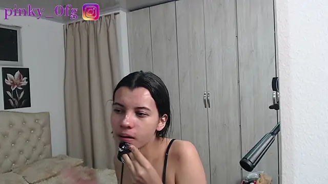 Snapshot of pinky_f00x chatting on October 9, 2025, 12:22 am pinky f00x online show from October 9, 2025, 12:22 am