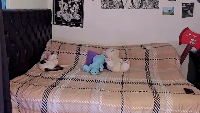 chloe kisses online show from September 9, 2025, 11:08 am