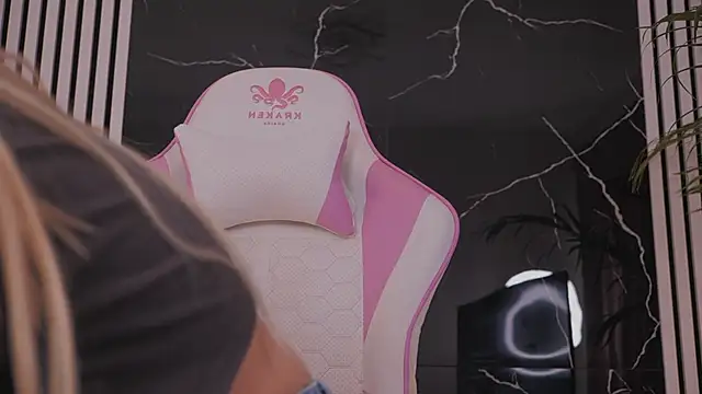 Snapshot of daisyblushh chatting on July 2, 2026, 9:26 am daisyblushh online show from July 2, 2026, 9:26 am