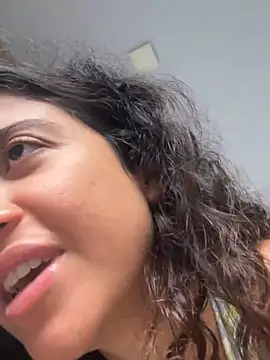 Snapshot of deusaludovica chatting on May 17, 2026, 4:40 pm deusaludovica online show from May 17, 2026, 4:40 pm