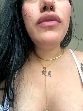 Snapshot of Bella__Wood chatting on September 28, 2025, 5:53 pm Bella Wood online show from September 28, 2025, 5:53 pm