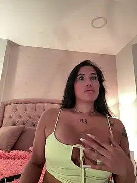 Snapshot of Bella__Wood chatting on February 27, 2026, 11:04 pm Bella Wood online show from February 27, 2026, 11:04 pm