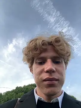 Snapshot of pbyariel- chatting on October 25, 2025, 4:51 pm pbyariel- online show from October 25, 2025, 4:51 pm