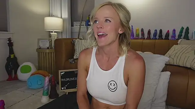 Taylorlove303 online show from September 24, 2025, 10:22 am