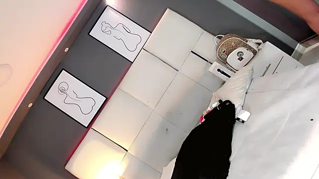 LiaFernandaa online show from October 4, 2025, 12:50 pm