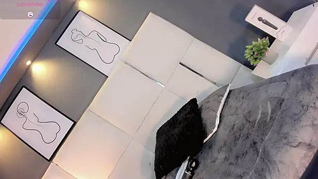 LiaFernandaa online show from November 24, 2025, 2:06 pm