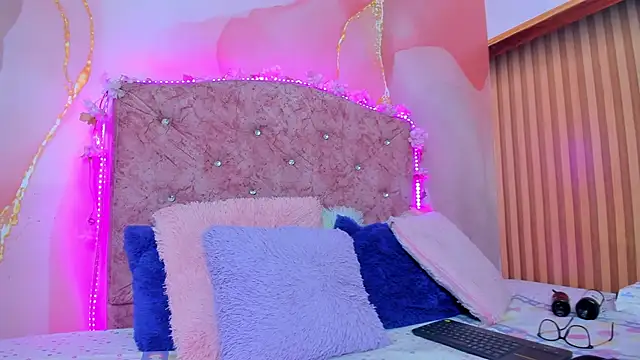 violet taylor  online show from September 9, 2025, 2:21 am