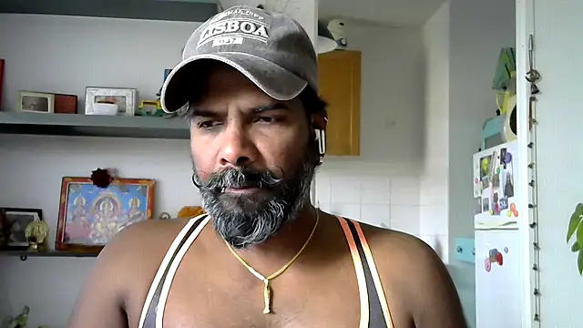 frenchblackc31 online show from May 8, 2026, 1:37 pm