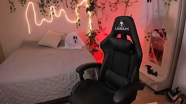 sara doll77 online show from October 29, 2025, 11:25 pm