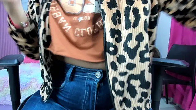 Snapshot of Mindy_19 chatting on February 7, 2026, 10:56 am Mindy 19 online show from February 7, 2026, 10:56 am