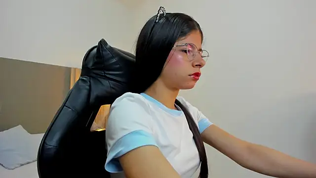 carlina 15 online show from September 12, 2025, 12:16 pm