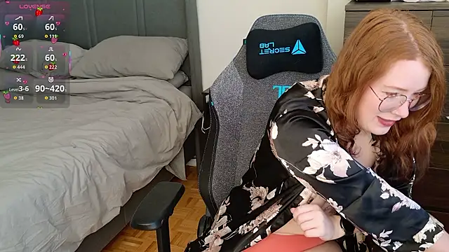 strawberryyfoxie online show from February 2, 2026, 2:05 pm