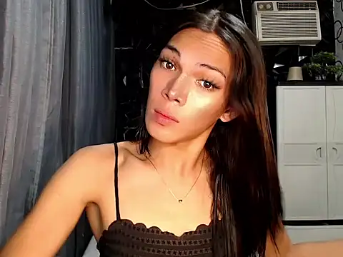ladyhotcuming online show from June 18, 2026, 12:43 pm
