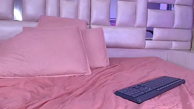 emmacurvy online show from October 15, 2025, 3:05 am