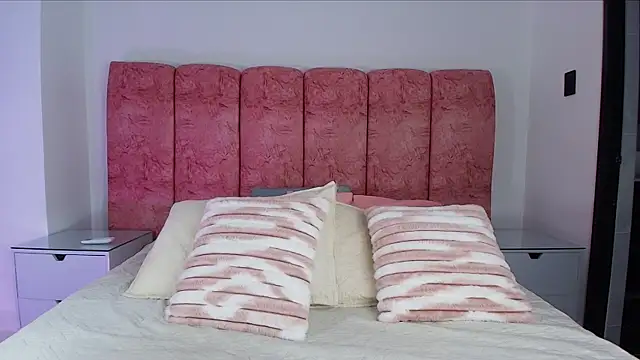 emmacurvy online show from November 22, 2025, 3:05 am