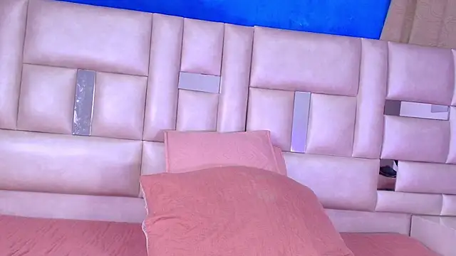 emmacurvy online show from September 12, 2025, 3:06 am