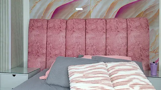 emmacurvy online show from February 9, 2026, 3:04 am