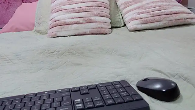 emmacurvy online show from March 25, 2026, 3:06 am