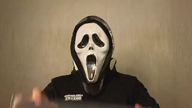 Snapshot of Ades_Lowe chatting on October 31, 2025, 11:29 am Ades Lowe online show from October 31, 2025, 11:29 am