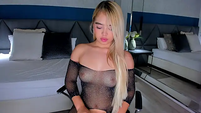 Mia Roswell online show from November 23, 2025, 5:39 am