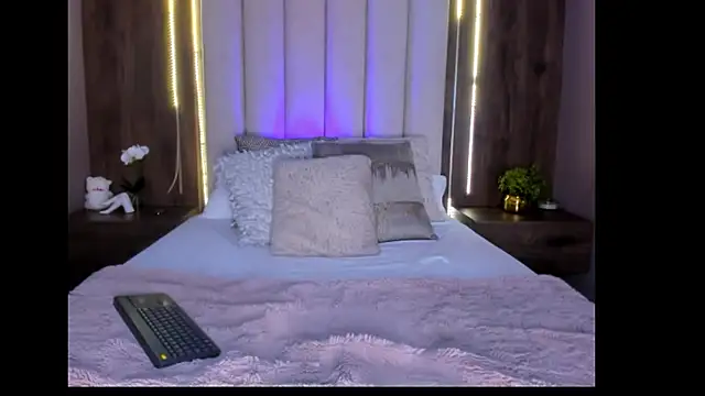 Mia Roswell online show from October 6, 2025, 4:24 am