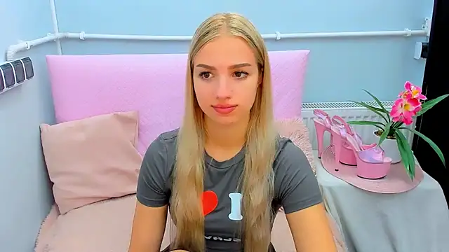 EvetteRose online show from September 14, 2025, 8:20 pm