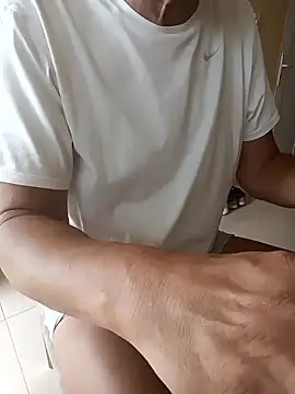 Snapshot of Unique_X_perience chatting on January 13, 2026, 8:24 pm Unique X perience online show from January 13, 2026, 8:24 pm