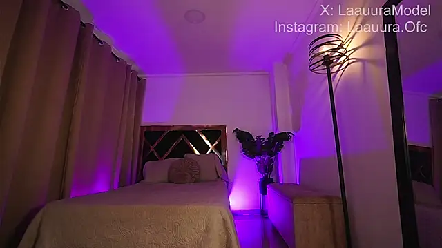 laauuraa1 online show from September 16, 2025, 5:03 pm