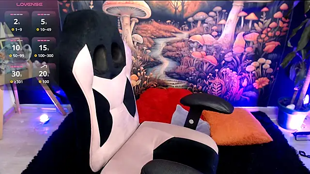 LunaBunny8 online show from November 4, 2025, 1:20 am