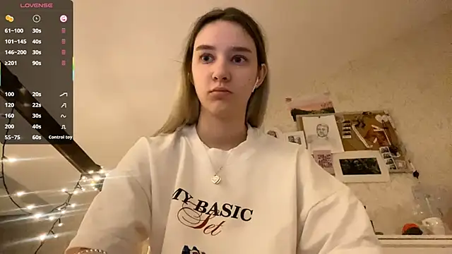 Snapshot of DanaCore chatting on October 3, 2025, 5:25 pm DanaCore online show from October 3, 2025, 5:25 pm