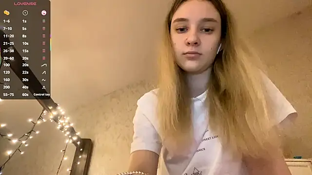 Snapshot of DanaCore chatting on October 7, 2025, 5:25 pm DanaCore online show from October 7, 2025, 5:25 pm