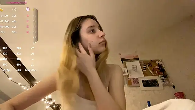 Snapshot of DanaCore chatting on November 28, 2025, 4:29 pm DanaCore online show from November 28, 2025, 4:29 pm