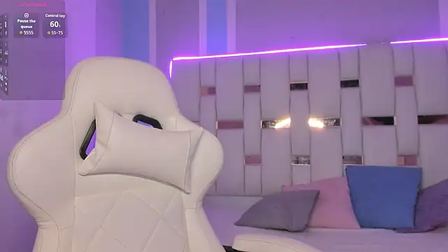 elenacooper1 online show from November 6, 2025, 7:40 pm