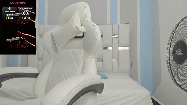 elenacooper1 online show from November 22, 2025, 7:46 pm