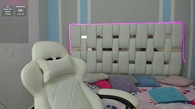 elenacooper1 online show from November 12, 2025, 7:29 pm